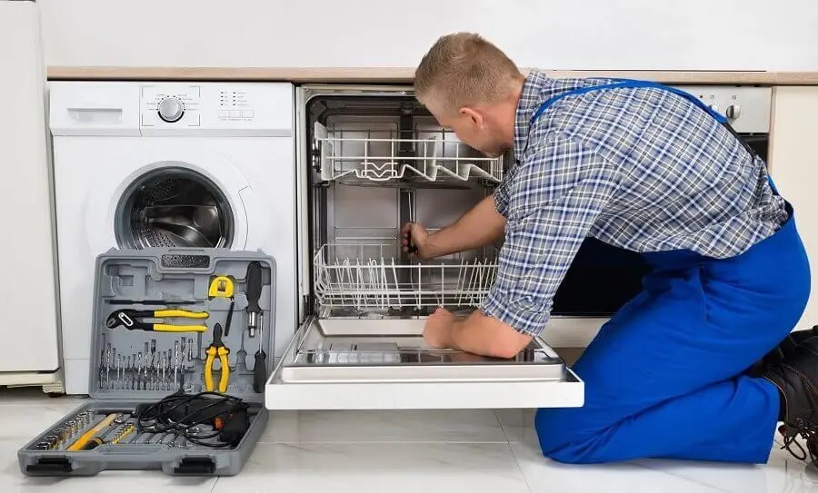 Gölyaka Warmhaus servisi teknisyen ekibi beyaz eşya tamiri yaparken